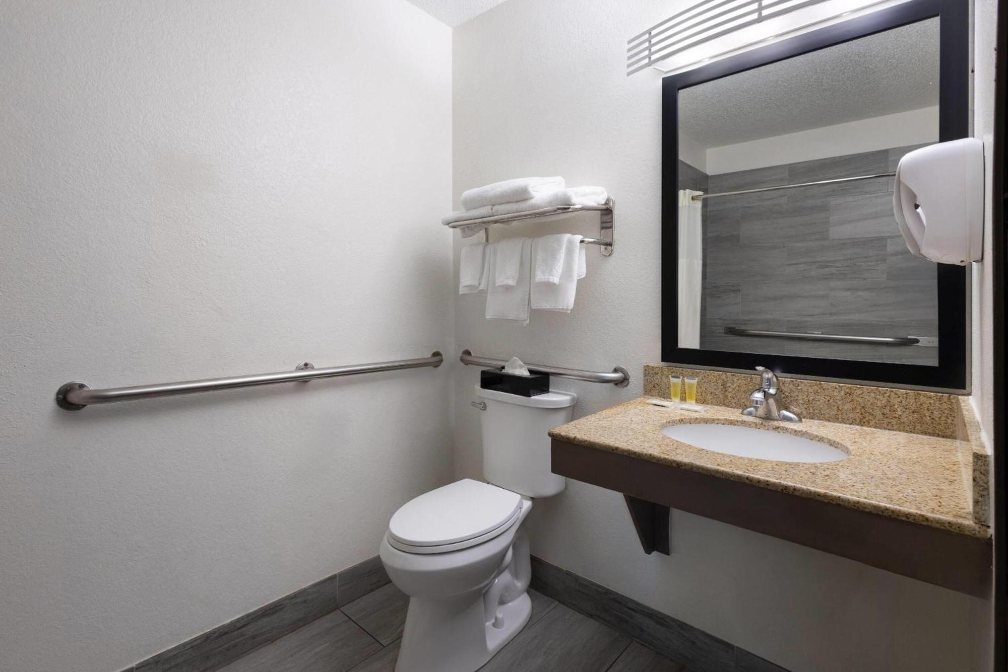 ซูเปอร์ 8 บาย วินด์แฮม ริชมอนด์ มิดโลเทียน เทิร์นไพก์ Hotel มิดโลเธียน ภายนอก รูปภาพ